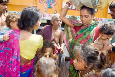 2008 yılında büyük oranda yoksulluk sınırının altında acı çeken Kosi nehri seli Purniya ilçesinde, Bihar 'da, Hindistan' da,