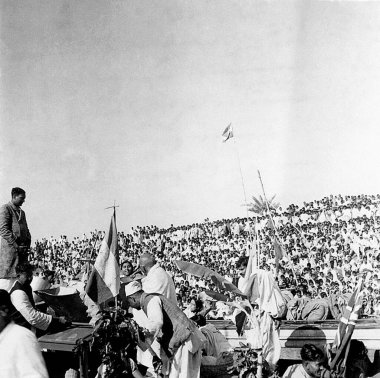 Mahatma Gandhi, 1945 'te Midnapur Bengal' de toplu bir toplantıda.    