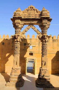 Lodurva, Jaisalmer, Rajasthan ve Hindistan 'da kumtaşları tarafından yapılan Jain tapınaklarının girişinde güzel oyulmuş sütunlar.