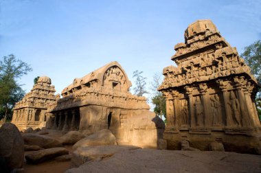 Arjunas rath bhimas rath and dharmarajas rath in rows, Mahabalipuram Mamallapuram, Tamil Nadu, Hindistan