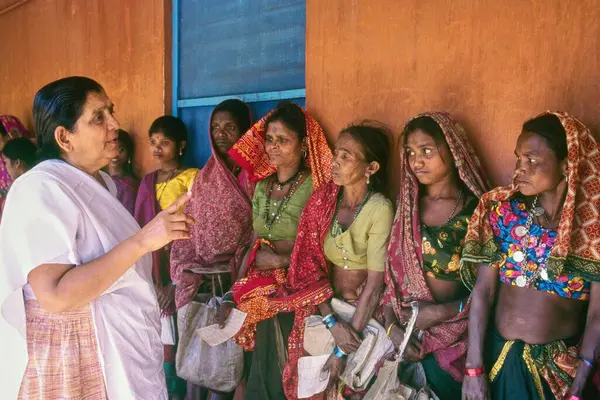 Gandi kadın sivil toplum örgütü sosyal hizmet görevlisi kabile kadınlarıyla konuşuyor, Gujarat, Hindistan, Asya 