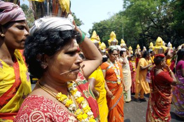 Murgan Ayyappa Festivali 'ni Kutlayan Kadın Mumbai Maharashtra Hindistan Asya 