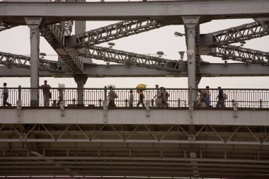 Howrah Köprüsü 'nde yürüyen yayalar, Hooghly Nehri üzerinde inşa edilen Rabindra Setu Kalküta Kolkata; Batı Bengal; Hindistan