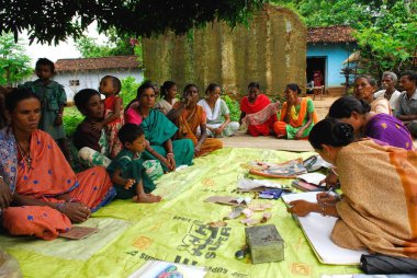 Gönüllüler ho kabilelerinden, Chakradharpur 'dan, Jharkhand' dan, Hindistan 'dan para topluyorlar.    