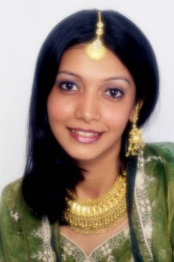 Hindistan 'da altın mücevher takan bir kadın. 