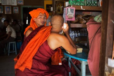 Budist keşiş telefonda konuşuyor inle lake, myanmar, burma 