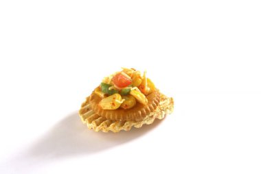 Bisküviler beyaz arka planda tuzlu atıştırmalıklar 