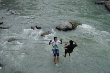 İp atlama, Beas Nehri, Manali, Himachal Pradesh, Hindistan, Asya