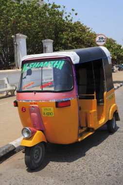 Oto çekçek ayakta, Pondicherry, Hindistan Birlik Bölgesi 