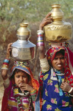 Renkli elbiseli ve şöhretli Kutchi kızları, Ravm & Kutch, Gujarat, Hindistan 