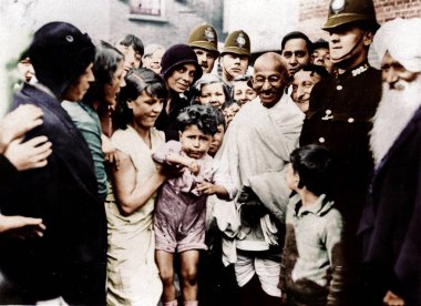 Mahatma Gandhi, 26 Eylül 1931 'de Darwen, Lancashire, İngiltere' de insanlarla tanışıyor. 