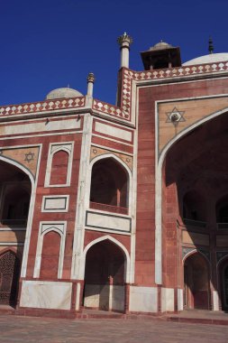 Humayun 'un mezarı 1570' te Hint Yarımadası Pers etkisindeki ilk kırmızı kumtaşı ve beyaz mermer mezardan yapılmış. Delhi, Hindistan UNESCO Dünya Mirası Bölgesi.