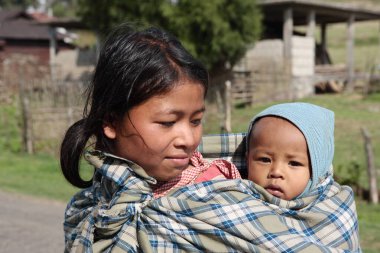 Khasi kabilesinden kadın sırtında çocuk taşıyor, Cherrapunjee, Sohra, Meghalaya, Hindistan   