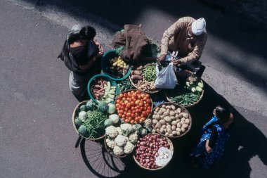 Pune, Maharashtra, Hindistan 'da sebze satan satıcıların hava görüntüsü. 