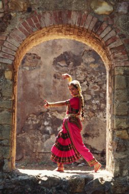Bharatnatyam, Hindistan 'ın klasik dansını kemer yoluyla yapan kadın. 