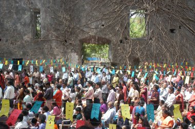 Marol ve çevresinden binlerce Hıristiyan, Seepz, MIDC, Andheri 'deki Aziz John Kilisesi' ndeki Marol Köyü cemaatinin düzenlediği kutsal ayine katıldı. Bombay 'ın batı banliyöleri, Maharashtra.  