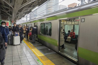 Platforma inen yolcular, Tokyo, Japonya