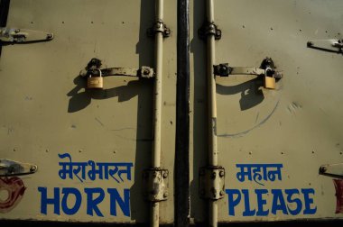 Boynuz Lütfen Tempo, Hindistan, Asya 'nın arka tarafında yazılı 