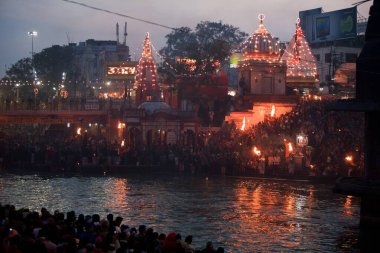 Hayranları Ganga Nehri Haridwar Uttarakhand Hindistan Asya 'nın pooja' sını icra etti. 