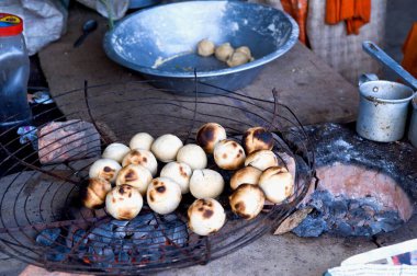 Hindistan 'da kömür yangınında Litti bihari yemekleri. 
