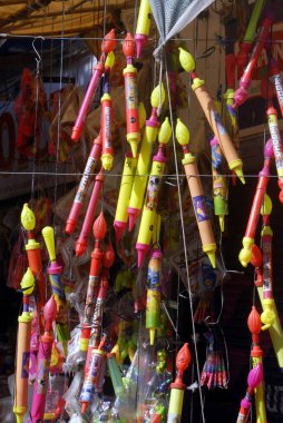 Holi pompaları, birçok Pichkari satışı için asılı, Rangpanchmi festivalini kutlamak için kullanılan eski tip plastik şırınga Borivali, Bombay Mumbai, Maharashtra, Hindistan 'da renkli su serpmek için 