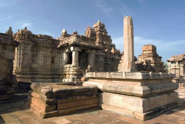 UNESCO Dünya Mirası Sitesi; Mallikarjuna Tapınağı 740 M.S. önünde yazılı tek kolon Kraliçe Trilokya Mahadevi tarafından Pattadakal, Karnataka, Hindistan