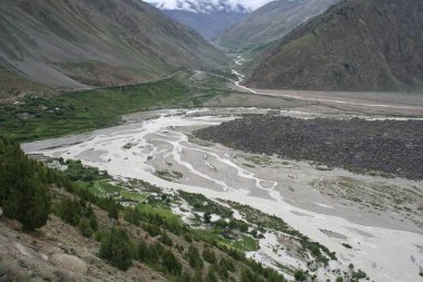 Hindistan 'daki dağ nehrinin üstünden bak.