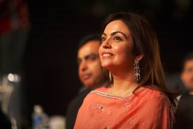 Mukesh Ambani 'nin eşi ve Reliance Industries' in genel müdürü Neeta Ambani, CNBC-TV18 Hindistan İş Lideri Ödülü 'nde RIL' i kazandı. 