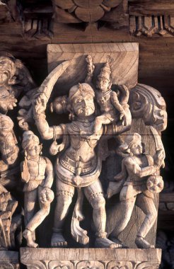 Madurai Veeran Madurai 'nin tahta heykel oyma savaşçısı Madurai, Tamil Nadu, Hindistan' daki eski tapınak arabasında heykeller..