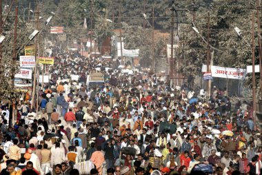Binlerce dindar, Allahabad, Uttar Pradesh, Hindistan 'daki dünyanın en büyük dini festivallerinden biri olan Ardh Kumbh Mela' da kutsal bir dalış yapmak için Ganj, Yamuna ve Saraswati nehirlerinin birleşimine doğru yürür. 