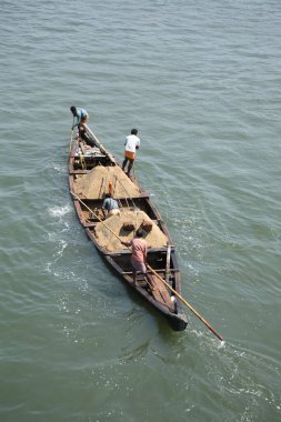 Hindistan, Kerala 'daki Chettuvai köprüsü yakınlarında küçük bir tekneyle kum taşıma. 