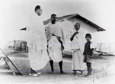 Subhas Chandra Bose, Kanu Gandhi, Kasturba Gandhi ve Kahandas 7 Nisan 1938 'de Sevagram Ashram' daki Mahatma Gandhi barakasının önünde.  