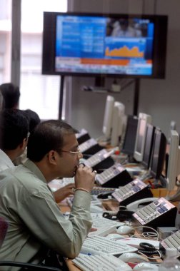 Bombay, Mumbai, Maharashtra ve Hindistan 'daki Bombay Borsası' nda (BSE) borsa saatlerinde ticaret yapan tüccarlar.
