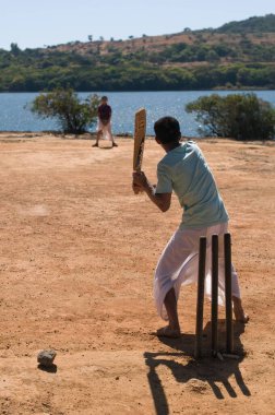 Çocuklar kriket oynuyor Satara Maharashtra Hindistan Asya Jan 2012   