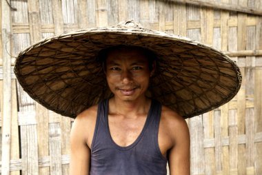 Geleneksel şapkalı adam, Chakma kabilesi, Arunachal Pradesh, Hindistan 