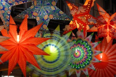 Diwali Deep Awali Festivali ışığın farklı türlerini gösteren Kandil; Bombay Mumbai; Maharashtra; Hindistan