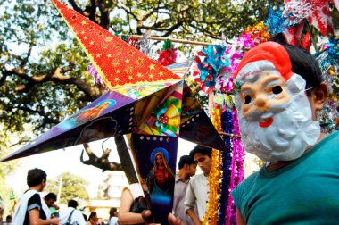 Bombay Mumbai, Maharashtra, Hindistan 'da Bandra' da satılık yapay Noel ağaçları. 