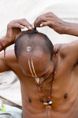 Varanasi 'de Ganga nehri üzerinde Hindu azizinin alnında beyaz tilak; Uttar Pradesh; Hindistan