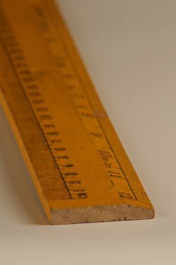 Bir ahşap cetvel yakın çekim 