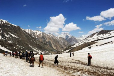 Pilgrim mahagunas ganesh top, amarnath yatra, Jammu Kashmir, Hindistan, Asya 'ya geçer. 