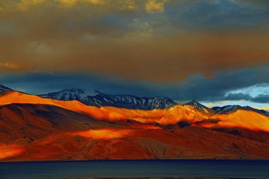 Ladakh 'da Tsomoriri Gölü, Jammu ve Kashmir, Hindistan, Asya