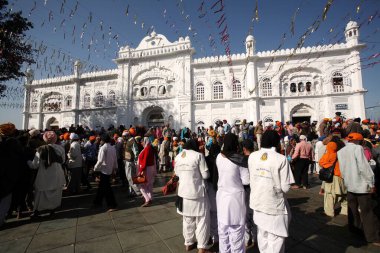 Anandpur sahib Gurudwara 'nın kapılarındaki fanatikler, Rupnagar, Punjab, Hindistan' daki Hola Mohalla festivali sırasında 