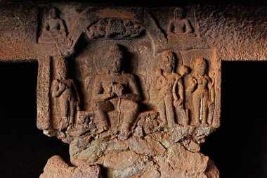 MÖ 2. yüzyılda Karla mağarası chaitya 'daki Buda heykeli, Lonavala, Maharashtra, Hindistan.