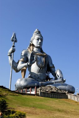 Kandukagiri, Murudeshwar, Uttar Kannada Karnataka 'nın küçük tepesinde boynunda yılan olan Lord Shiva' nın büyük putu. 