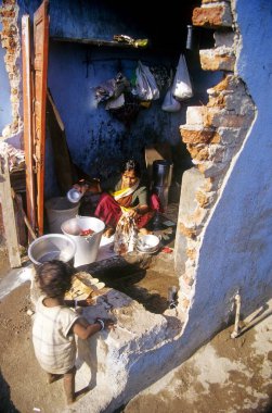 Kadın tren yolu, liman, Bombay Mumbai, Maharashtra, Hindistan yakınlarında çamaşır yıkıyor. 