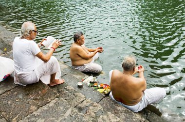 Banganga Tank, Walkeshwar, Mumbai Bombay, Maharashtra, Hindistan, Asya 'da Hindu Brahmin Ayinini Purnima Günü' nde (Shravanik Upakarma) değiştiriyor. 