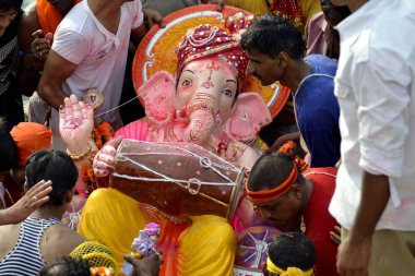 Ganesh Ji Ganpati 'nin büyük bir idolünü taşıyan gönüllüler Visarjan Jodhpur Rajasthan Hindistan Asya 