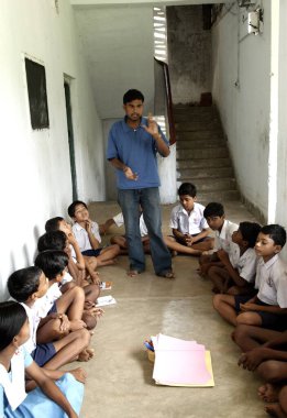 Okul çocukları ve öğretmeni, Ngo Patang, Sambalpur, Orissa, Hindistan 