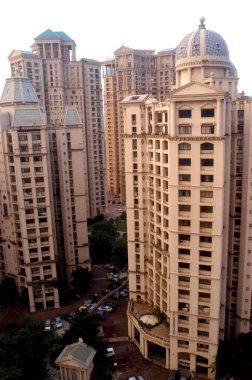 Hiranandani Gardens, Bombay, Mumbai, Maharashtra, Hindistan yakınlarındaki Powai Gölü yakınlarında yer alan bir neo-klasik mimari harikalar kulesidir. 