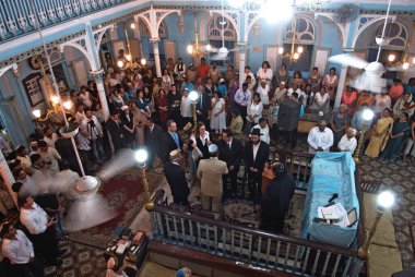 Kenneth Eliyahoo Sinagogu 'ndaki Yahudi cemaati Bombay Mumbai, Maharashtra, Hindistan 7 Aralık 2008' de Deccan mücahitlerinin düzenlediği terörist saldırının kurbanlarına namaz kılıyor.   